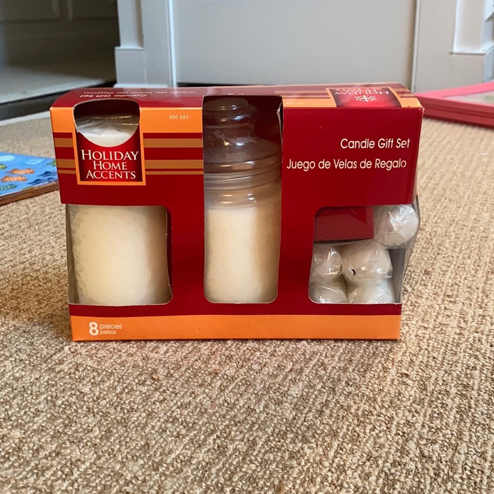 NWT Holiday Home Accents 8 piece candle gift set light floral scent
